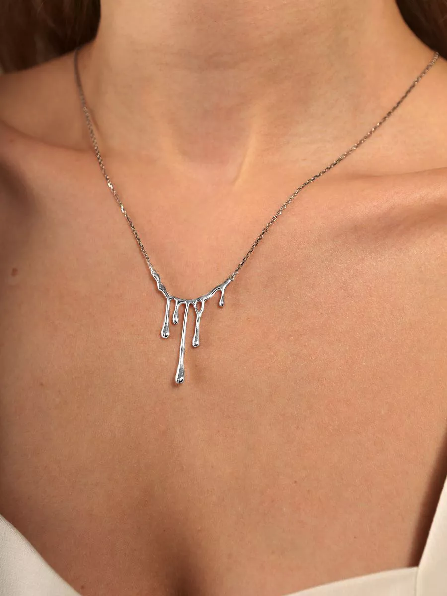 Ювелирное колье из серебра с подвеской Клякса Краска