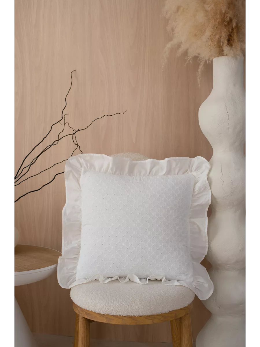 Подушка декоративная с вышивкой и оборкой PROVENZIALE квадратная бежевая