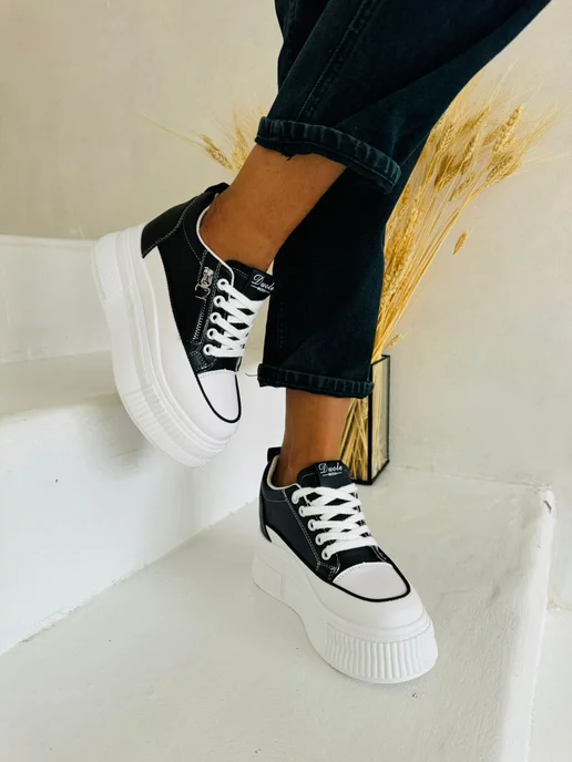 крупный план кроссовок на толстой подошве на подростке